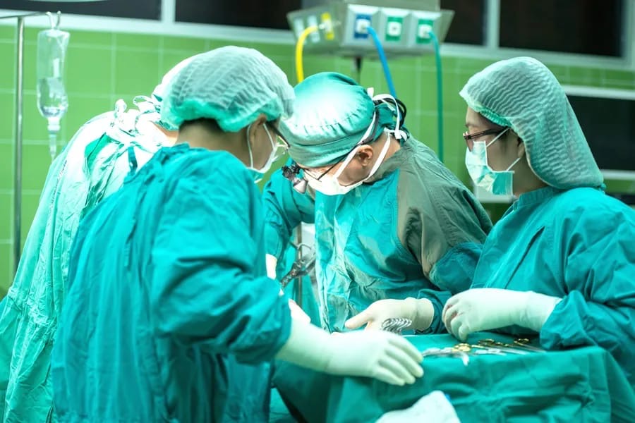 Equipe médica em procedimento hospitalar